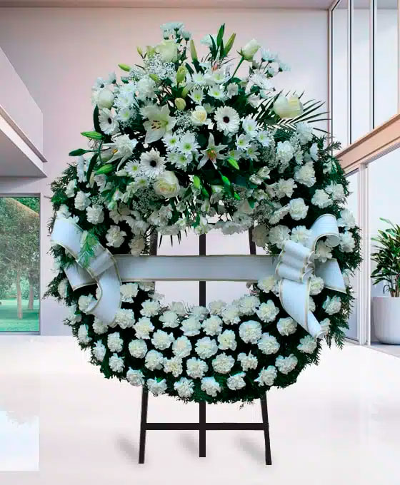 Corona Funeraria de claveles blancos para Tanatorio Monforte de Lemos Raúl